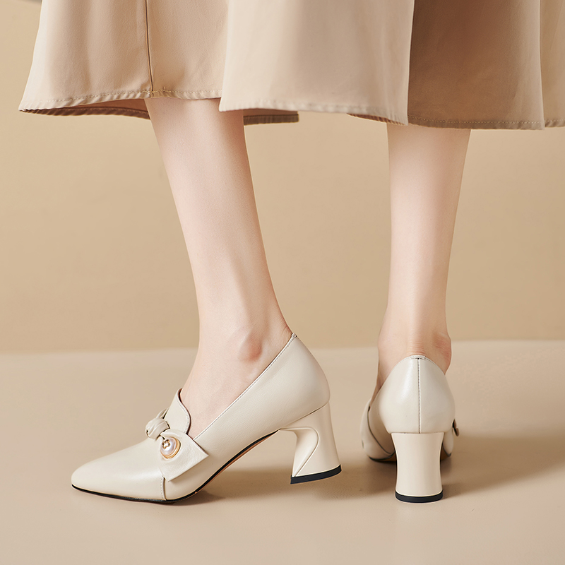 Women's Pointed Toe Mid Heel Pumps in Leather